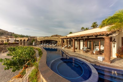 Luxury Villa Photo #3