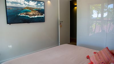 Bedroom 2: Queen size bed, air conditioning, safe, HD-TV, Apple TV, shared bathroom w