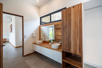 Main House – Primary 1 Private Ensuite