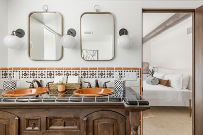 Living Desert: en suite bathroom with dual sinks and dual vanities.