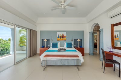 Luxury Villa Photo #32
