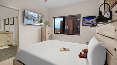 Queen room 1, upper level