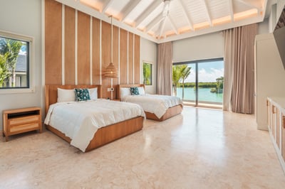 Luxury Villa Photo #39