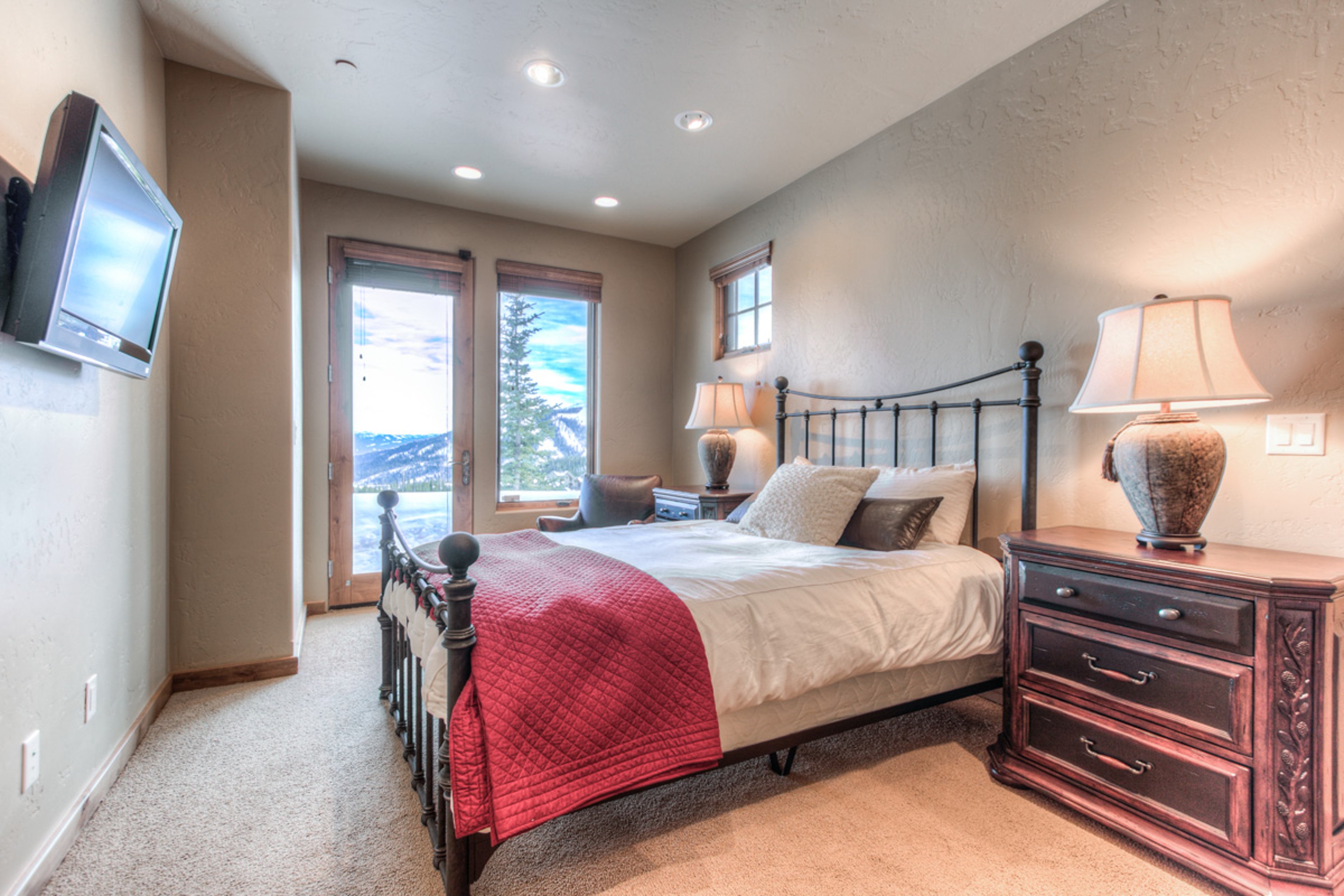 Montana Mountain View Luxury Suite - 17