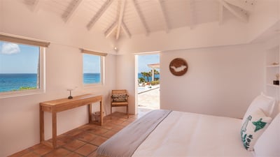 Bedroom 2: A king size bed, air conditioning, safe, dressing room, ensuite bathroom with indoor Ital