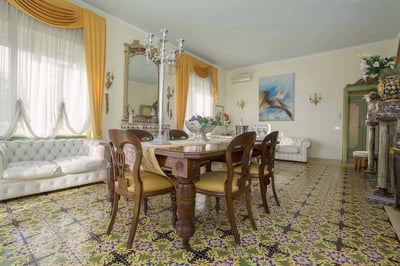 Luxury Villa Photo #9