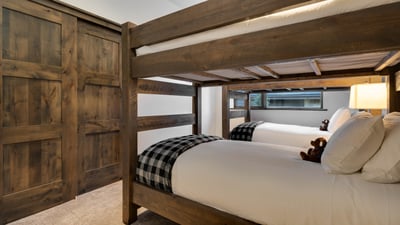 Bunk bedroom sleeps 4 on lower level