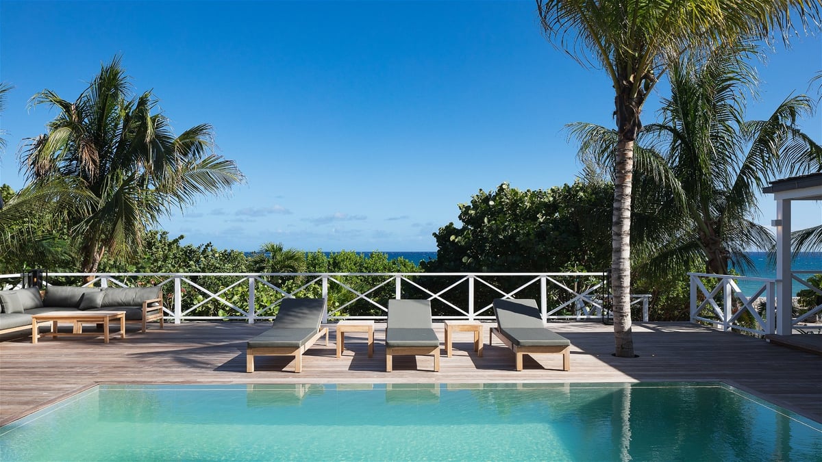 Pool & Terrace: Nice pool (8 m x 4 m), expansive terrace with loungers and deck chairs.  - Image 8