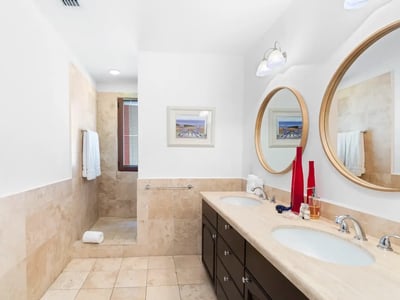 Luxury Villa Photo #19