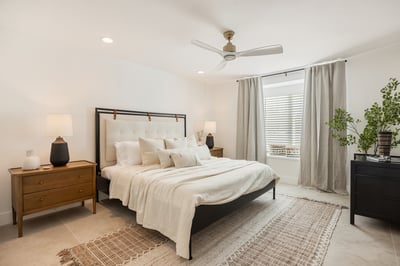 Tres: king bed and en suite bathroom