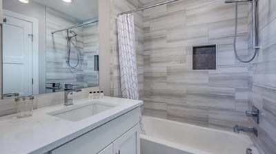 Queen ensuite 1