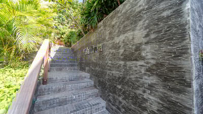 Outdoors: Property on 2 levels, private parking at the entrance. Panoramic ocean views. 