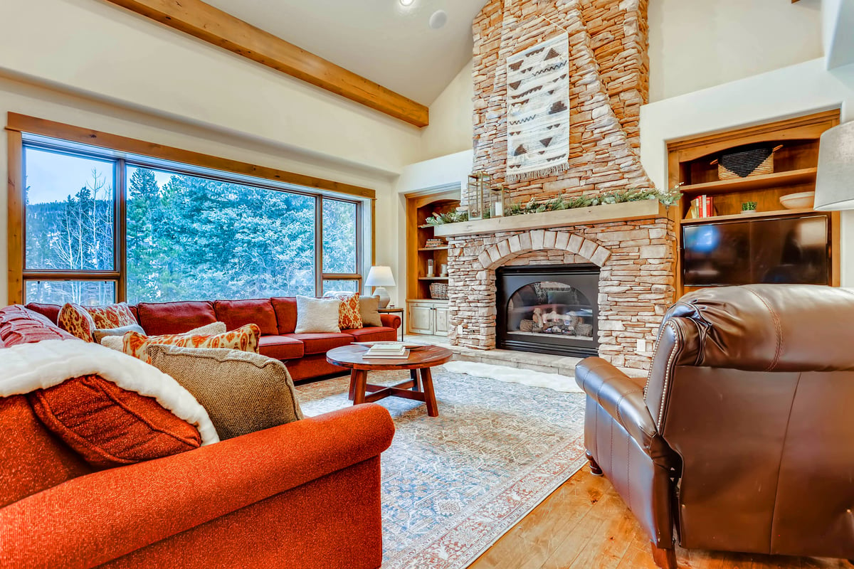 Great room with stone fireplace - Image 7