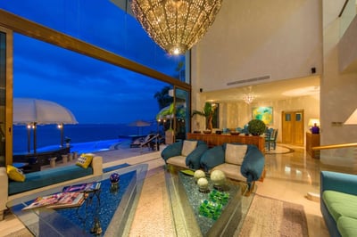 Luxury Villa Photo #22