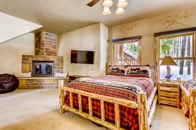 Triple Queen room with fireplace