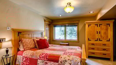 Queen bedroom, upper level