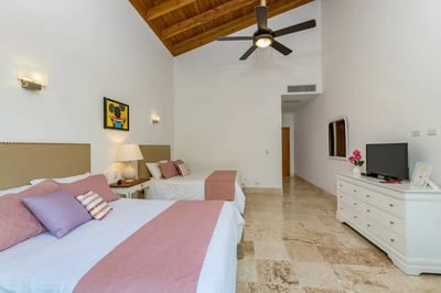 Luxury Villa Photo #47