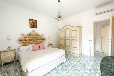 Luxury Villa Photo #41