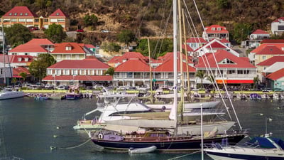 Outdoors: Two level apartment, panoramic views over the harbour. Private parking in the basement.&nb