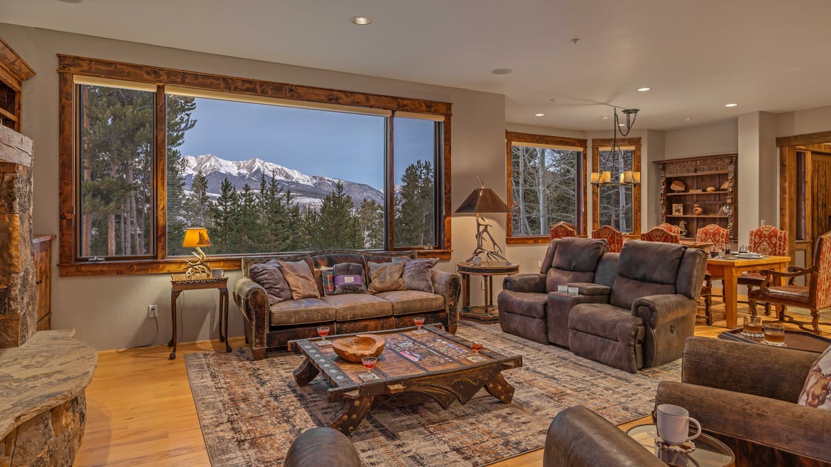Alpenglow Peaks Lodge