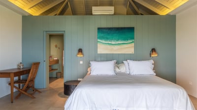 Bedroom 1: Located on the main level, next to the living room. King size bed, air conditioning, ceil
