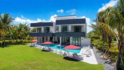 Luxury Villa Photo #3