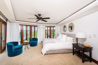 Luxury Villa Photo #32