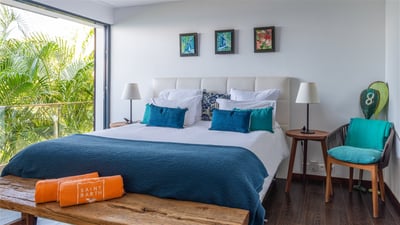 Bedroom 2: On the lower level. King size bed, air conditioning, ceiling fan, HD-TV, Apple 