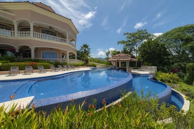 Luxury Villa Photo #4