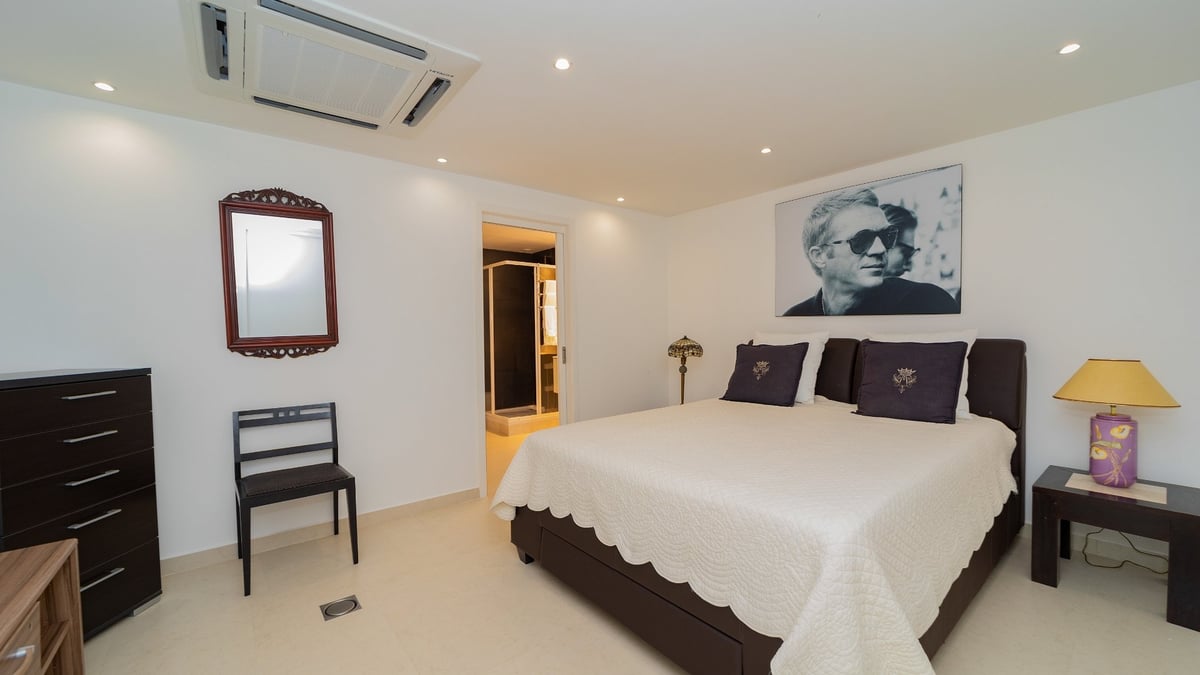 Bedroom 5: On the basement. Queen size bed, air conditioning, Sonos, mini bar. Ensuite bathroom with - Image 60
