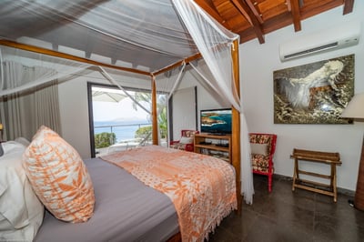 Bedroom 1: On the main level. Air conditioning, king size bed, HD-TV, Apple TV, safe. Bathroom with 