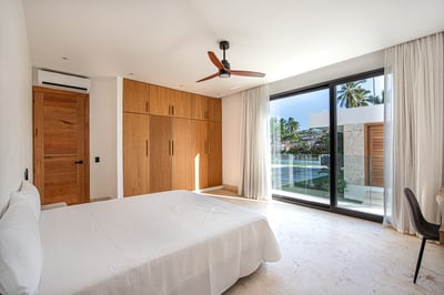 Luxury Villa Photo #23