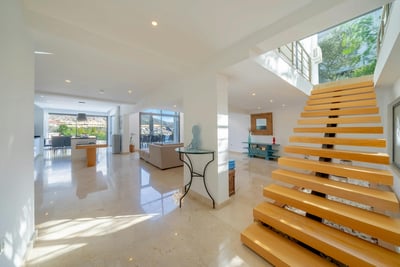 Luxury Villa Photo #26