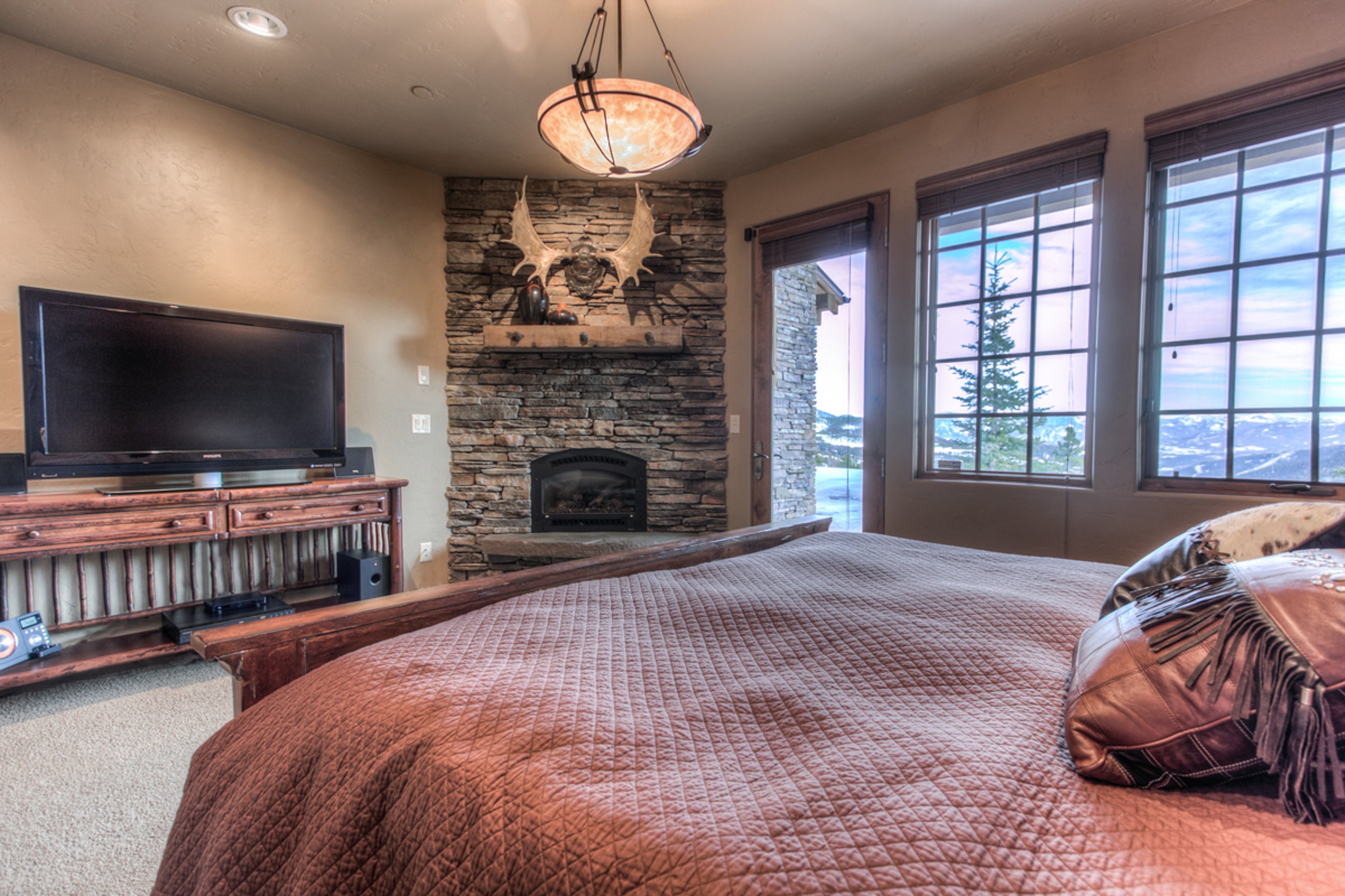 Montana Mountain View Luxury Suite - 14