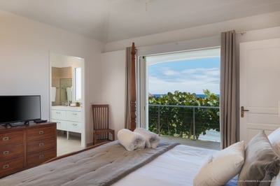 Bedroom 2: King size bed, air conditioning, HD-TV, Apple TV, safe, dressing room. En-suite bathroom