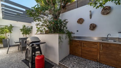 Kitchen & Dining Area