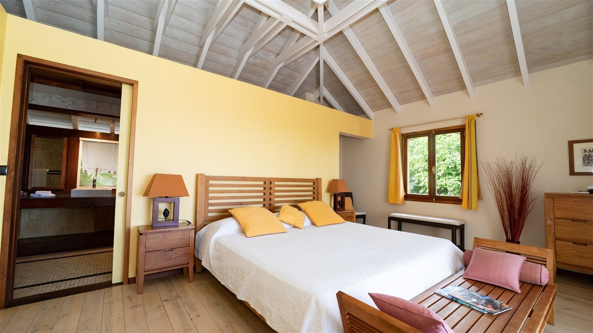 Bedroom 3: On the upper level. Air conditioning, king size four-poster bed, ensuite bathroom, I - Image 41