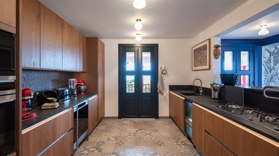 Kitchen & Dining Area: Modern and fully equipped kitchen. A beautiful bar for breakfast. Air co