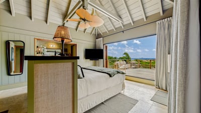 Bedroom 1: King size bed, air conditioning, HD-TV, Apple TV, dressing room, programmable safe. Adjoi