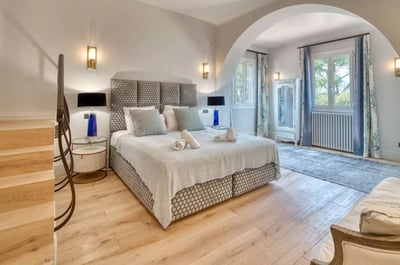 Luxury Villa Photo #25