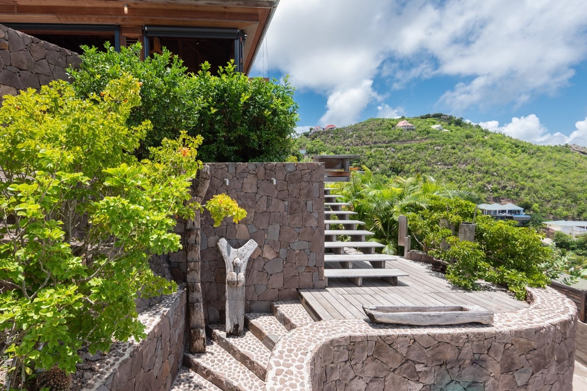 Outdoors: Tropical and lush garden, and dramatic ocean views from every parts of the property - Image 3