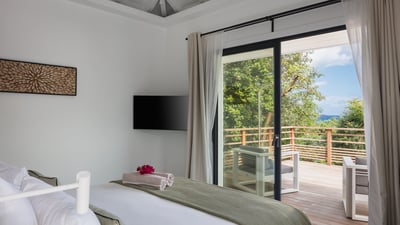 Bedroom 1: King size bed, air conditioning, HD-TV, safe. Adjoining bathroom, rain shower, sink,