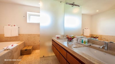 Luxury Villa Photo #14