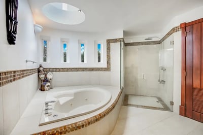 Luxury Villa Photo #49