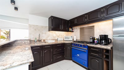 Kitchen & Dining Area