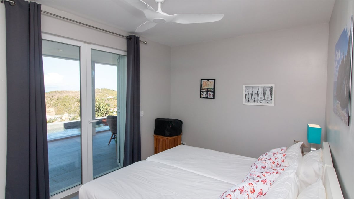 Bedroom 1: Air-conditioning, king size bed ( or Twin beds), HD-TV, Apple TV, safe. Shared en-suite b - Image 15