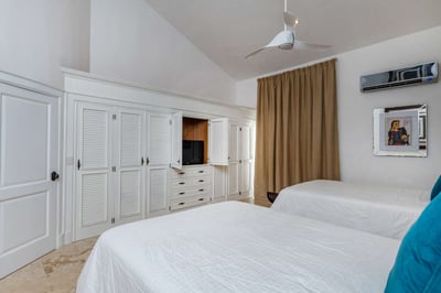 Luxury Villa Photo #38