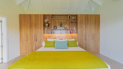 Bedroom 1: On the main level. King size bed, air conditioning, HD-TV, DVD player, iPod dock, te