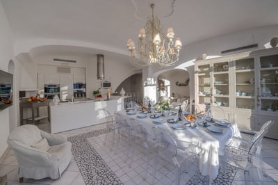 Luxury Villa Photo #27