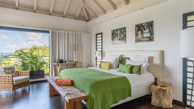 Bedroom 1: On the main level. King size bed, air conditioning, ceiling fan, HD-TV, Apple TV, iP